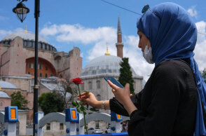 Τουρκάλα με μαντίλα μπροστά στην Αγιά Σοφιά της Κωνσταντινούπολης
