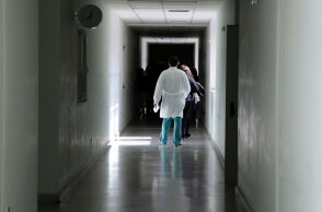 Στο νοσοκομείο ΠΑΓΝΗ ο 36χρονος σύζυγος στην Κρήτη που δέχτηκε επίθεση με καυστικό υγρό από τη γυναίκα του