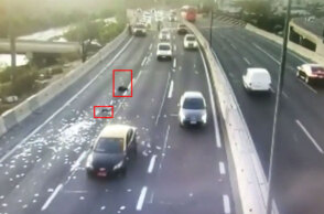 Ο σάκος με τα χαρτονομίσματα που πέταξαν σε αυτοκινητόδρομο οι ληστές στη Χιλή