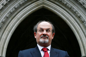 Σαλμάν Ρούσντι: Τα νεότερα για την υγεία του – «Έχασε την όραση στο ένα μάτι και τη χρήση του ενός χεριού»