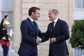 Γαλλία: Τα ζητήματα της ενέργειας και της οικονομίας κυριάρχησαν στο γεύμα εργασίας Μακρόν-Σολτς	