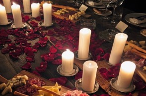 ροδοπέταλα στο τραπέζι 