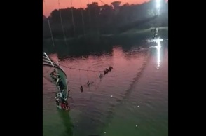 Κατέρρευσε κρεμαστή γέφυρα - Δεκάδες οι νεκροί