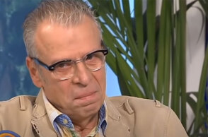 Ο ηθοποιός Ηλίας Ζερβός συγκινείται μιλώντας για τα παιδικά χρόνια στην Κωνσταντινούπολη