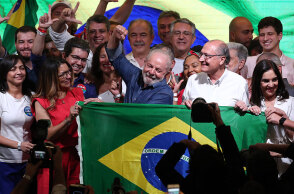 Ο νέος πρόεδρος της Βραζιλίας Λούλα πανηγυρίζει τη νίκη του στις εθνικές εκλογές