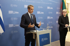 Ο πρωθυπουργός Κυριάκος Μητσοτάκης στη συνέντευξη Τύπου με τη Λιθουανή ομόλογό του