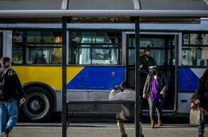 Πολίτες σε αστικό λεωφορείο