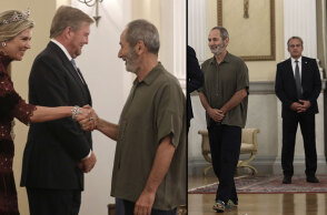 Ο Πολ Ευμορφίδης με σανδάλια και casual ντύσιμο στη δεξίωση στο Προεδρικό Μέγαρο