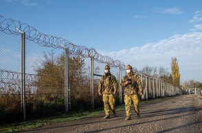 Στρατιώτες περιπολούν σε φράκτη στα σύνορα