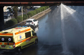 Νερό βγαίνει από αγωγό της ΕΥΔΑΠ στον Κηφισό