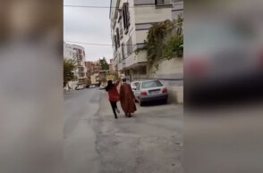 Γυναίκα στο Ιράν πετά το τουρμπάνι από άνδρα κληρικό