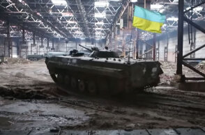Ρωσικό τανκ με την ουκρανική σημαία μετά τις επισκευές σε αποθήκη από Ουκρανούς μηχανικούς