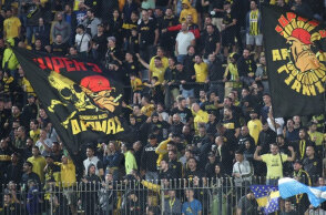 Οπαδοί του Άρη στο Περιστέρι δέχτηκαν επίθεση από αστυνομικούς