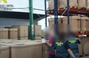 Κιβώτια σε αποθήκη στην Ισπανία με τα πακέτα μαριχουάνας