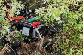 Πυροσβέστες στη Σάμο απεγκλωβίζουν τους επιβάτες από αυτοκίνητο σε χαράδρα