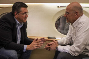 Απόστολος Τζιτζικώστας και Νίκος Δένδιας στο αεροπλάνο της επιστροφής από τη Σμύρνη