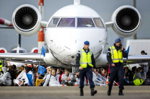 Ακτιβιστές στο Άμστερνταμ κάθονται μπροστά στις ρόδες ιδιωτικών τζετ στο αεροδρόμιο Σίπχολ