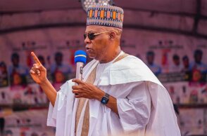 Νιγηρία: Μαστίγωσαν δύο σταρ του TikTok γιατί κορόιδευαν κρατικό αξιωματούχο