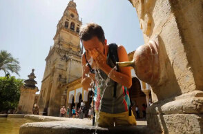 Τουρίστας στην Κόρδοβα της Ισπανίας αναζητά λίγη δροσιά σε συντριβάνι εν μέσω καύσωνα