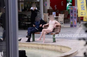 Ο γυμνός άνδρας στην Κρήτη που καθόταν σε παγκάκι στο Ηράκλειο