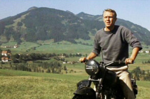 Ο Στιβ ΜακΚουίν πάνω στη μηχανή σε χαρακτηριστική σκηνή από τη «Μεγάλη Απόδραση»