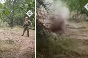 Ουκρανός στρατιώτης εξουδετερώνει ρωσική νάρκη, χρησιμοποιώντας ένα κλαδί δέντρου