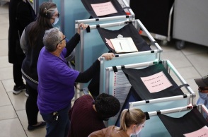 Οι Αμερικανοί στις κάλπες: Το «κύμα» δεν βάφτηκε κόκκινο στις ενδιάμεσες εκλογές