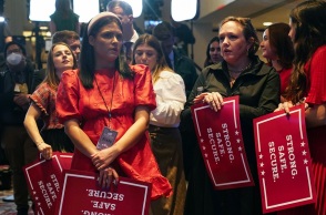 Οι Αμερικανοί στις κάλπες: Το «κύμα» δεν βάφτηκε κόκκινο στις ενδιάμεσες εκλογές