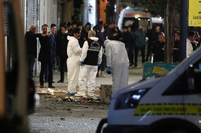 Άνδρες της ασφάλειας στο σημείο όπου σημειώθηκε η έκρηξη στην Κωνσταντινούπολη