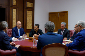 Στιγμιότυπο από τη συνάντηση Δένδια με τον Στρατάρχη Χαφτάρ