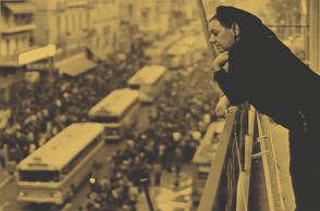 Πολτυτεχνείο 1973: Η Σοφία Βέμπο στο διαμέρισμά της επί της οδού Στουρνάρα, βλέπει από το μπαλκόνι της τα τανκς να εισβάλλουν στο εκπαιδευτικό ίδρυμα