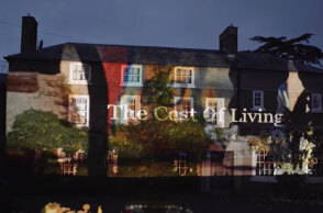 Το βίντεο της Greenpeace για το κόστος ζωής στη Βρετανία στην πρόσοψη του σπιτιού του Ρίσι Σούνακ