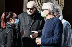 Γιώργος Κιμούλης και Μίρκα Παπακωνσταντίνου στην κηδεία της Μίνας Αδαμάκη στον Βύρωνα