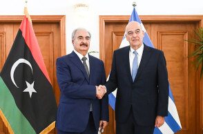 Ο Νίκος Δένδιας με τον στρατάρχη Χαφτάρ σε επίσκεψη στην Ανατολική Λιβύη