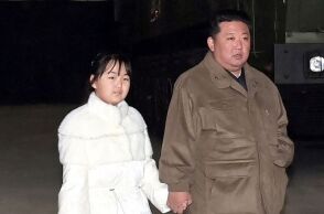 Β. Κορέα: Ο Κιμ παρουσίασε την κόρη του στην εκτόξευση πυραύλου