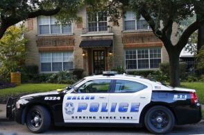 Η στιγμή που γυναίκα πυροβολεί σε αεροδρόμιο του Τέξας και σπέρνει τον πανικό