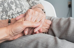 Οικιακή βοηθός έπνιξε ηλικιωμένη στη Ρόδο