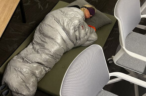 Εργαζόμενη στο Twitter κοιμάται στο γραφείο