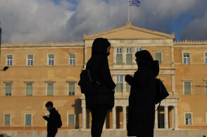 Πολίτες απέναντι από το κτίριο της Βουλής