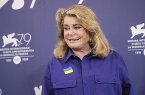 Φεστιβάλ της Βενετίας: Η Κατρίν Ντενέβ με σημαία της Ουκρανίας στο πέτο