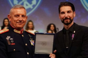 Ο αρχηγός ΓΕΕΘΑ βραβεύει τον γλύπτη Νίκο Φλώρο