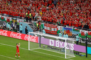 Οπαδοί της Ουαλίας στο Μουντιάλ του Κατάρ αποθεώνουν τον Γκάρεθ Μπέιλ μετά την ισοπαλία με τις ΗΠΑ