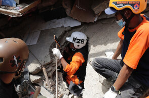 Διασώστης στην Ινδονησία μπαίνει σε κατεστραμμένο κτίριο, αναζητώντας επιζώντες μετά τον σεισμό