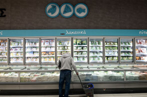 Πολίτης μπροστά από ράφι σούπερ μάρκετ