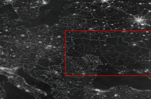Εικόνα από δορυφόρο δείχνει την Ουκρανία βυθισμένη στο σκοτάδι μετά τους ρωσικούς βομβαρδισμούς