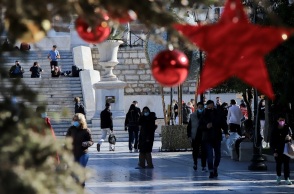 Στην πλατεία Συντάγματος το 21 μέτρων χριστουγεννιάτικο δέντρο