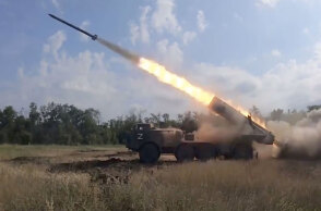 Ρωσικός πύραυλος εκτοξεύεται στην Ουκρανία, καθώς οι μάχες συνεχίζονται στα νότια της χώρας