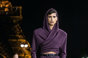 Κουκούλες πολυτελείας: το trend που θα κυριαρχήσει για τον χειμώνα του 2022-2023 και συνδυάζει το γκλαμ με τη ζεστασιά.