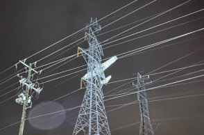 Αεροπλάνο συνετρίβη σε πυλώνα ηλεκτρικού ρεύματος