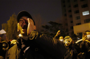 Πρωτοφανείς διαδηλώσεις στην Κίνα για τη στρατηγική «μηδενικής Covid»